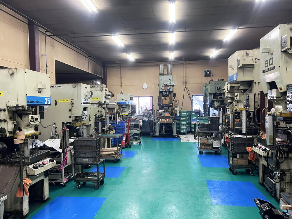 三共製作所の工場内に並ぶプレス機