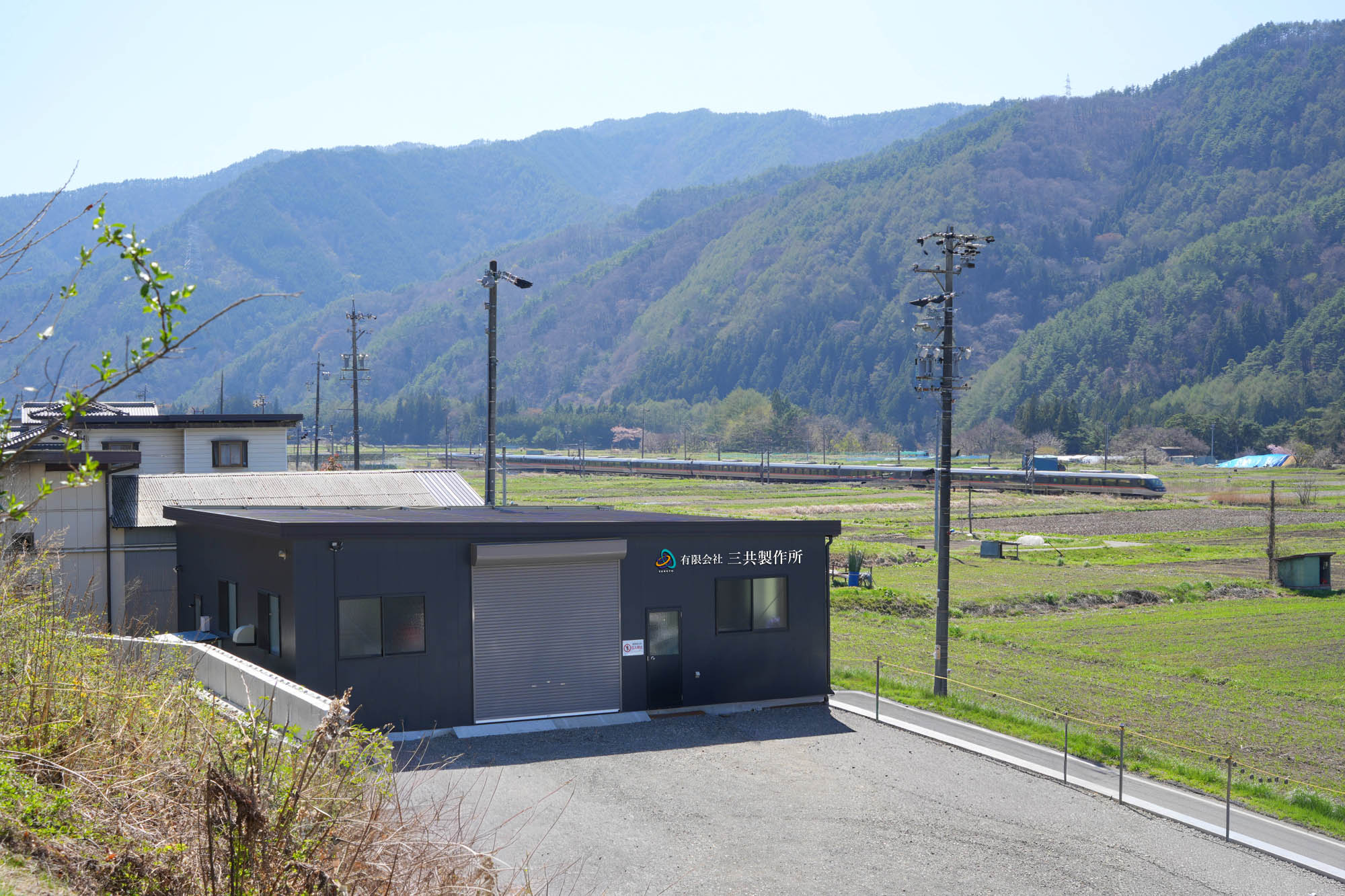 長野県塩尻市にある三共製作所の社屋